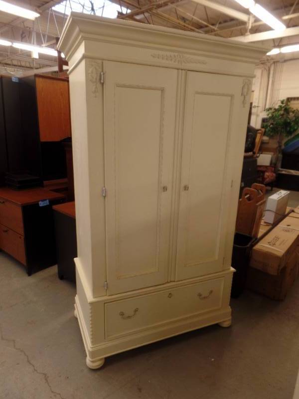 lot 211 image: LEXINTGON ARMOIRE