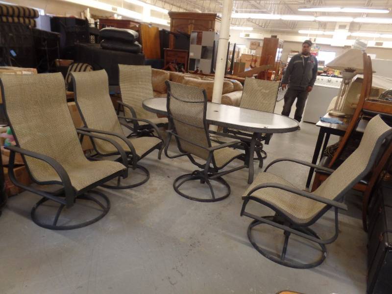 lot 230 image: PATIO SET