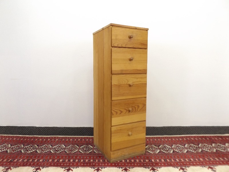 lot 13 image: 5 Drawer Wood Dresser