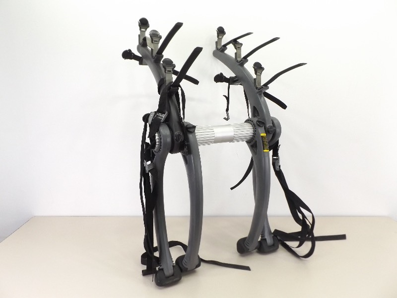 lot 23 image: Saris 3 Bike Trunk Rack