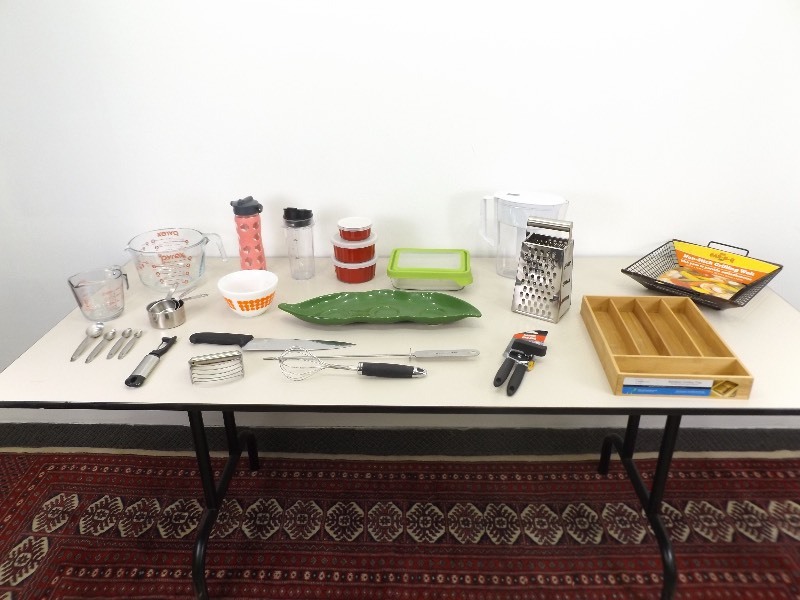 lot 32 image: Large Lot of Newer Kitchen Items