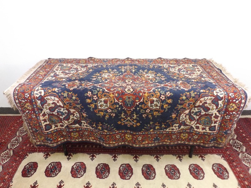 lot 36 image: Oriental Style Throw Rug
