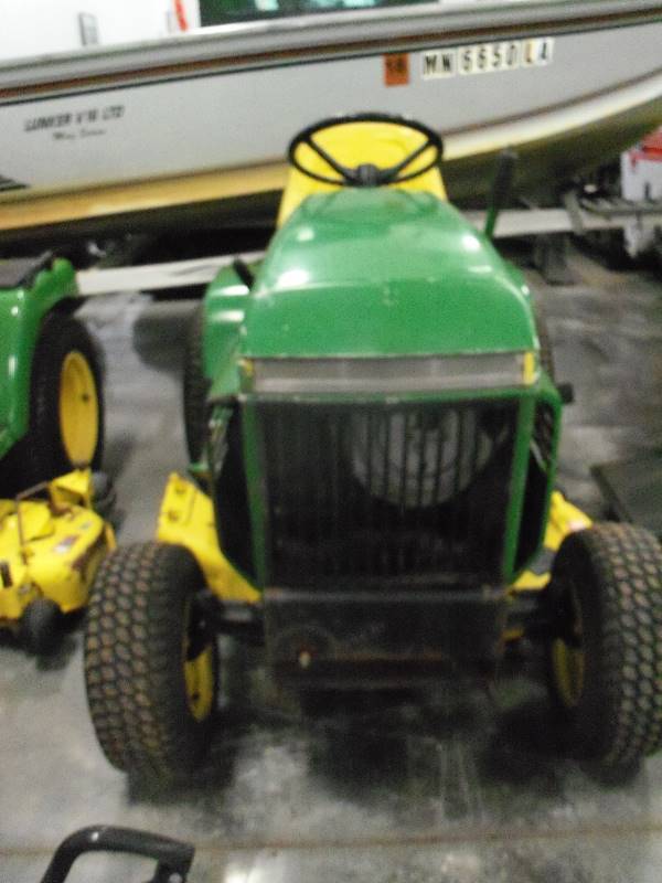 lot 3 image: JOHN DEERE 212