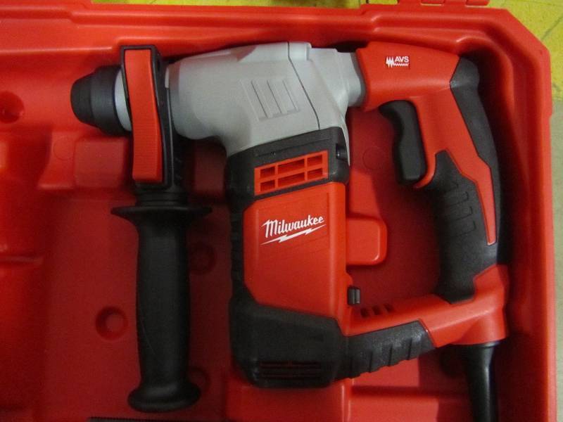 lot 13 image: Milwaukee 58 in. SDS Rotary Hammer