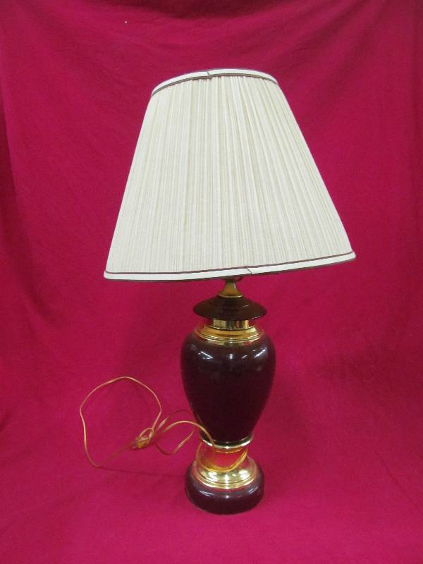 lot 5 image: table lamp
