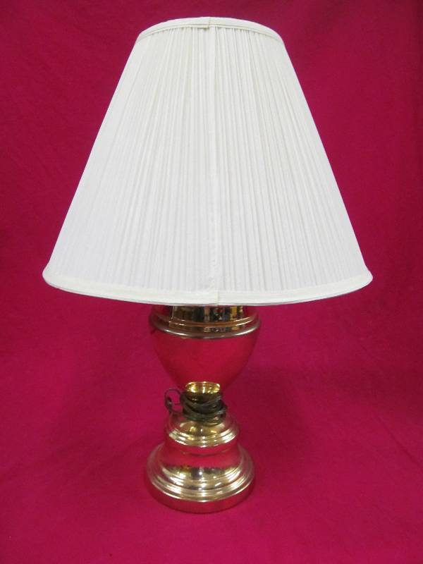lot 6 image: table lamp