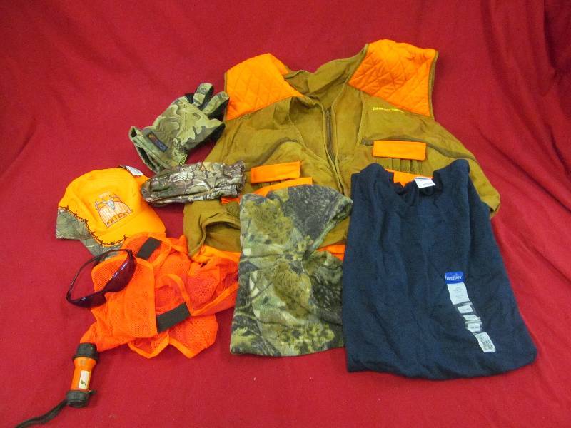 lot 20 image: hunting clothes
