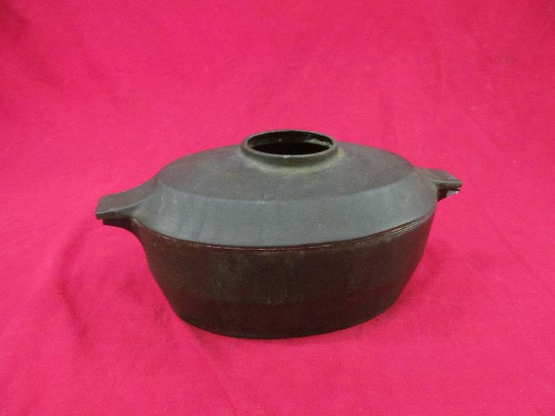 lot 25 image: cast iron pot
