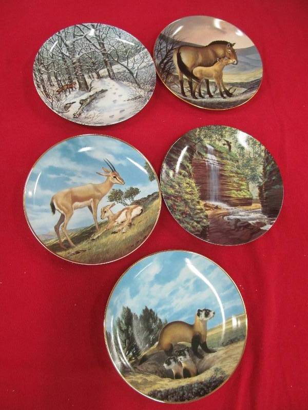 lot 41 image: Bradford Exchange collectors plates