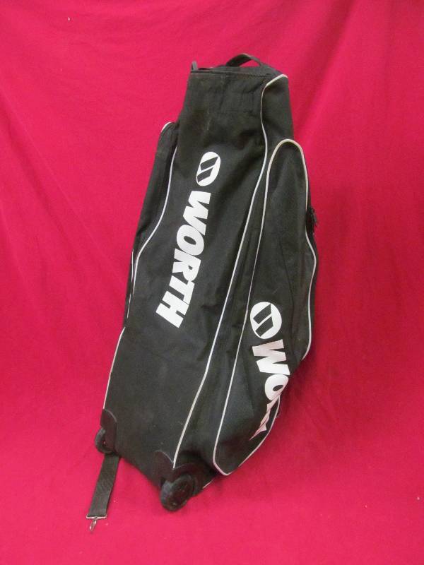 lot 60 image: Worth golf bag