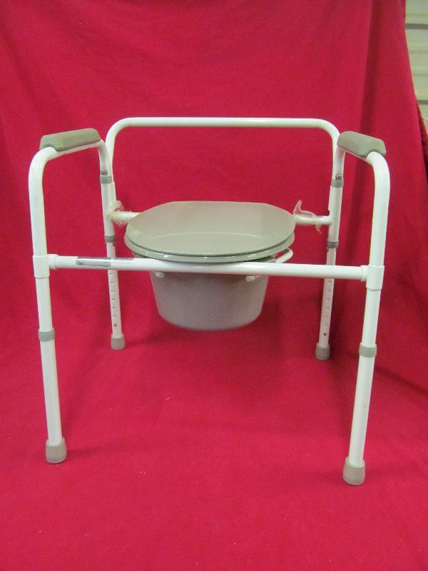 lot 65 image: commode