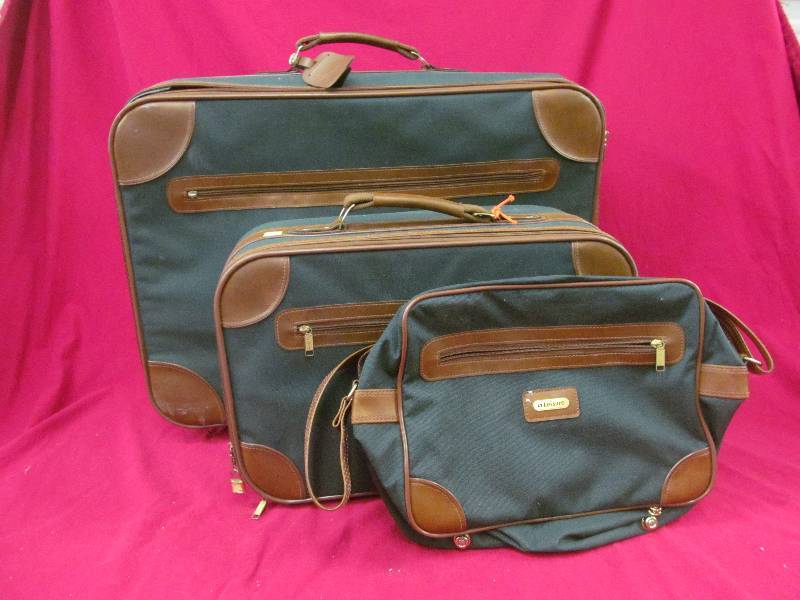 lot 83 image: Leisure luggage