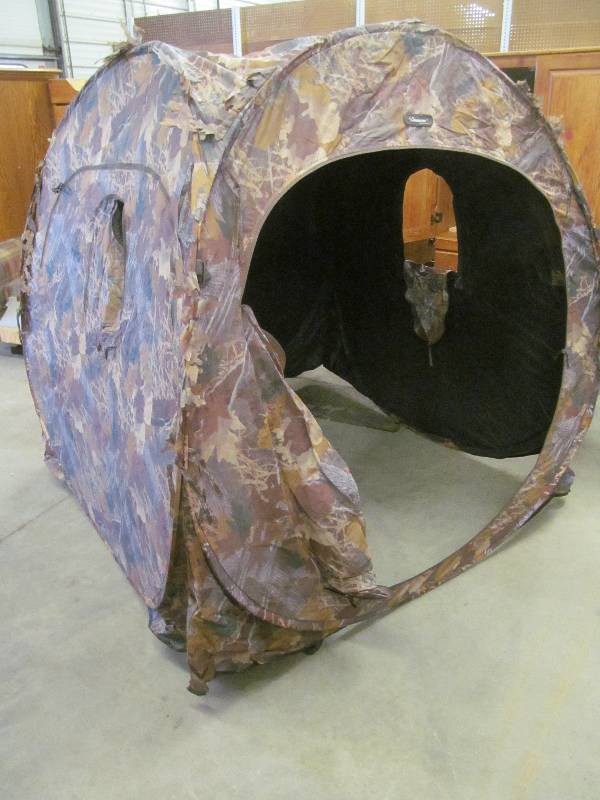 lot 85 image: America Multi season dog house blind