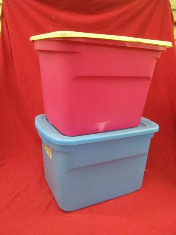 lot 94 image: Sterilite totes
