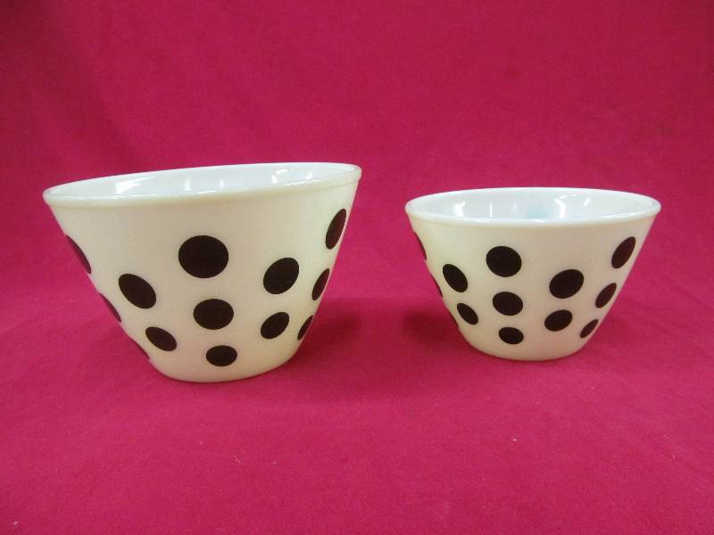 lot 104 image: vintage fire king bowls