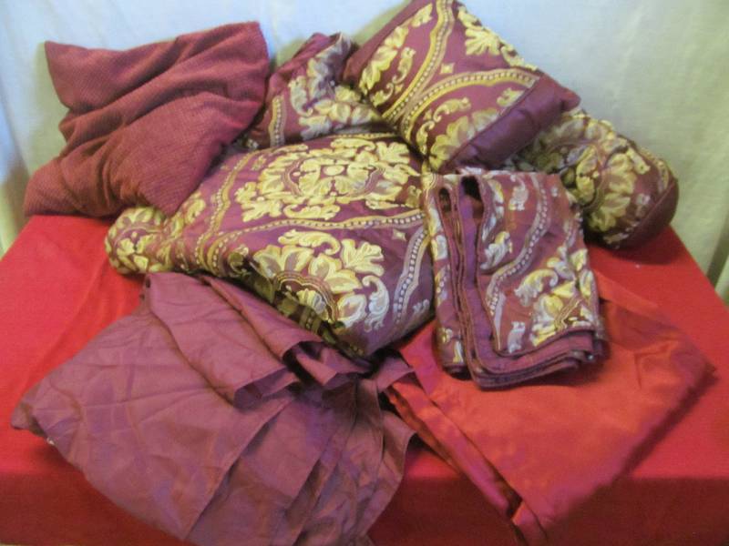 lot 142 image: bedspread set