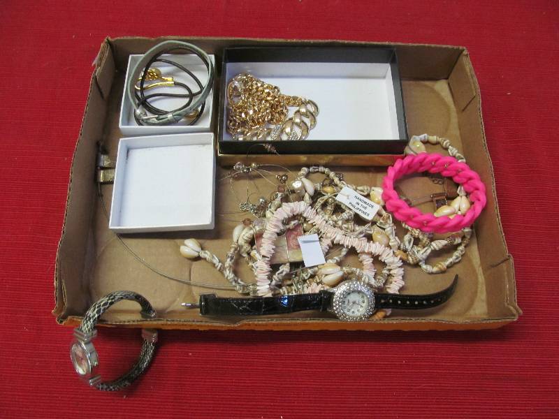 lot 209 image: jewelry