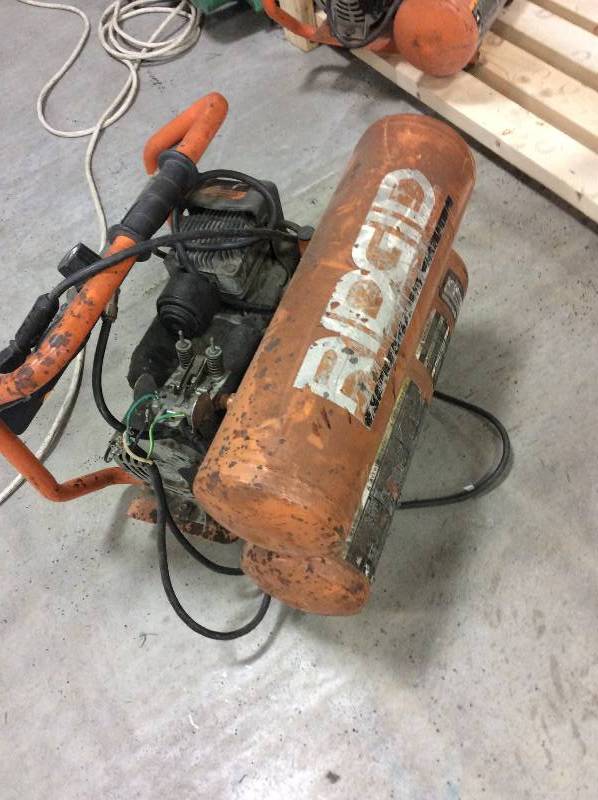 lot 14 image: Rigid 4.5 Gal air compressor