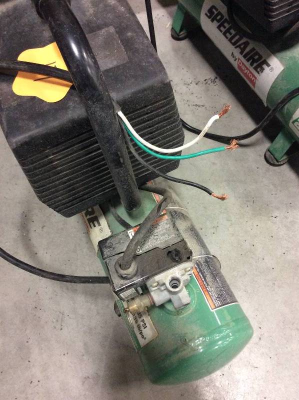 lot 17 image: Speedaire 3 Gal air compressor