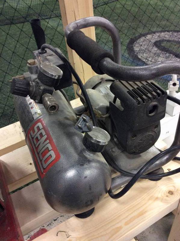 lot 21 image: Senco 1 gal air compressor