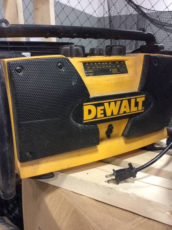 lot 38 image: Dewalt heavy duty radio
