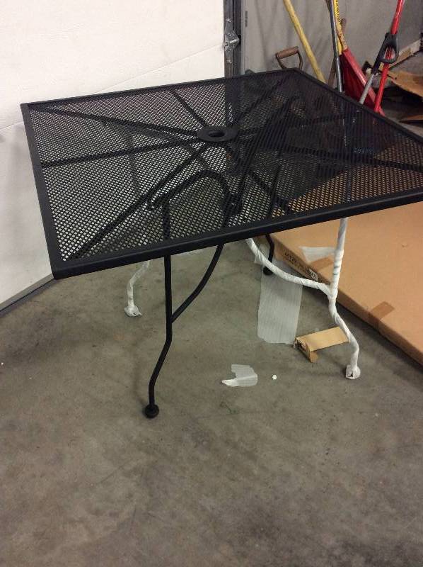 lot 104 image: Patio Table
