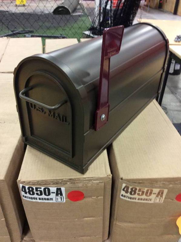 lot 109 image: Salsbury 4800 Series Antique Rural Mailbox