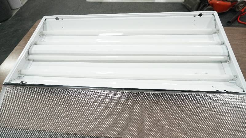 lot 51 image: overhead fluorescent light