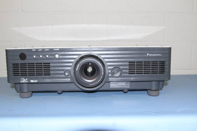 lot 58 image: Panasonic PT-D4000 Professional High-Definition HD ProjectorProjection System