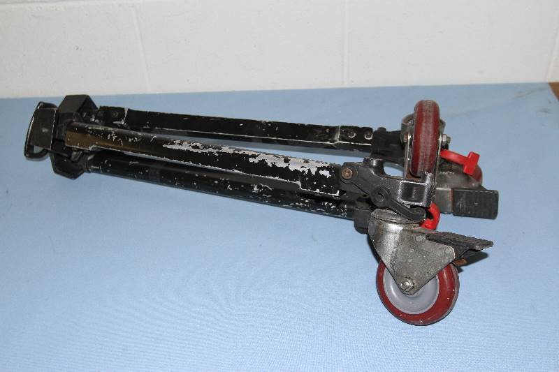 lot 82 image: OConnor Professional PortableFolding Video Tripod Dolly