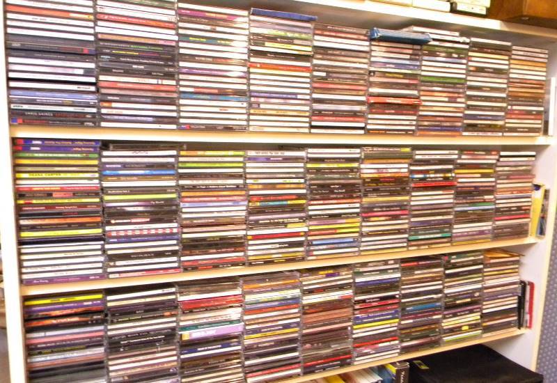 lot 42 image: Lot of 550 CDs