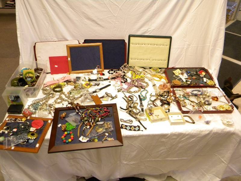 lot 86 image: Large Lot of Jewelry And Accessories