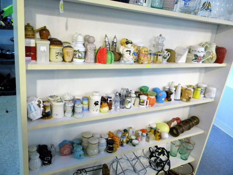 lot 87 image: Salt and Pepper Shaker Collection