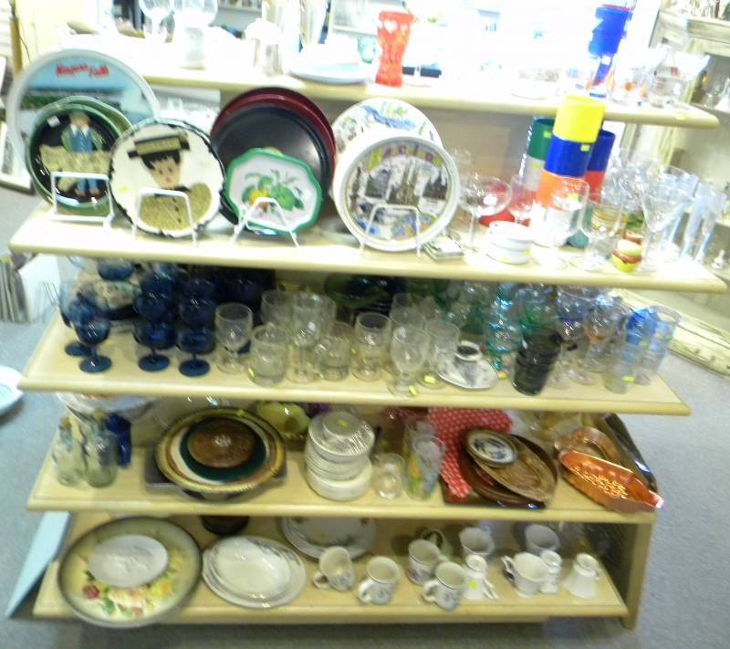 lot 105 image: Huge Lot OfKitchen and Dining Goodness