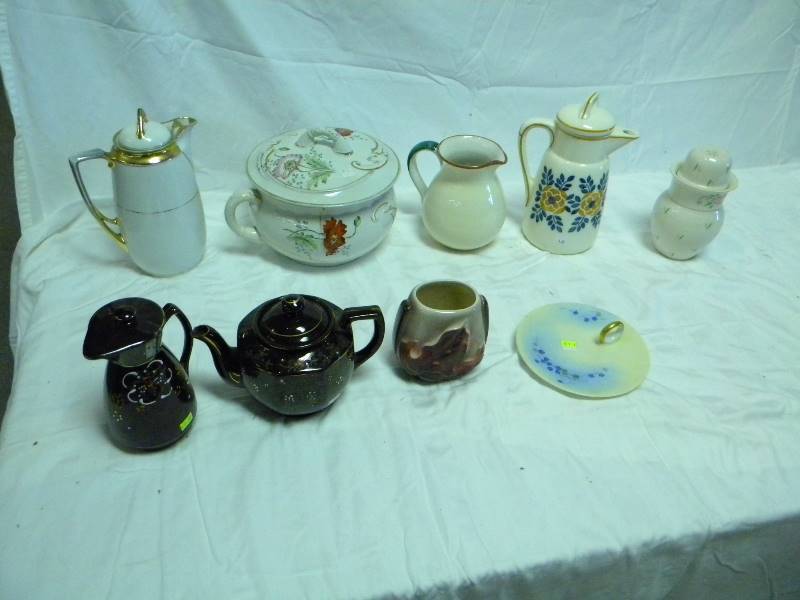lot 113 image: Ceramic Pitchers Lot