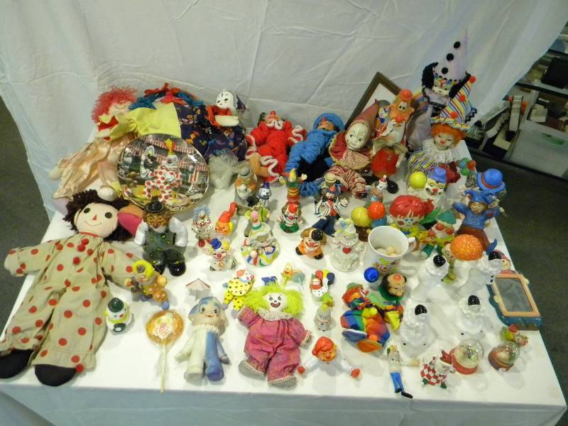 lot 114 image: Clown Figurine Lot