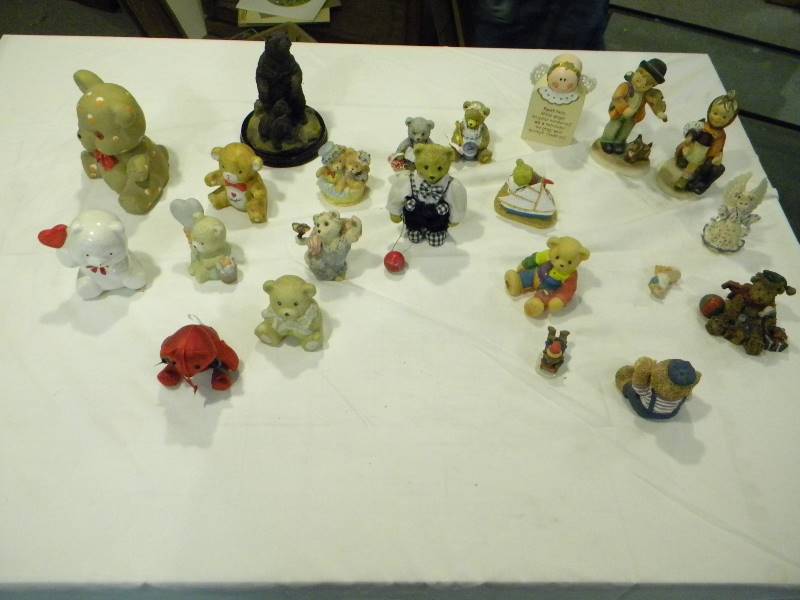 lot 118 image: Bear Figurine Lot