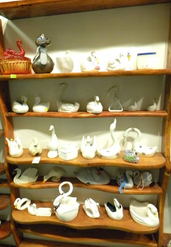 lot 122 image: Geese and Swan Figurine Lot