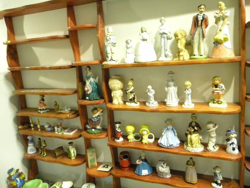lot 123 image: Assorted Figurine Lot