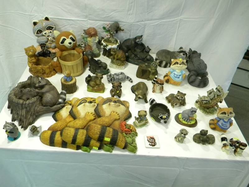 lot 124 image: Huge Raccoon Figurine Lot