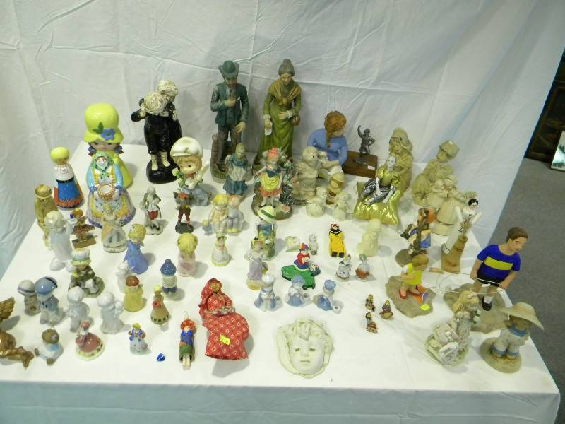 lot 126 image: HugeFigurine Lot