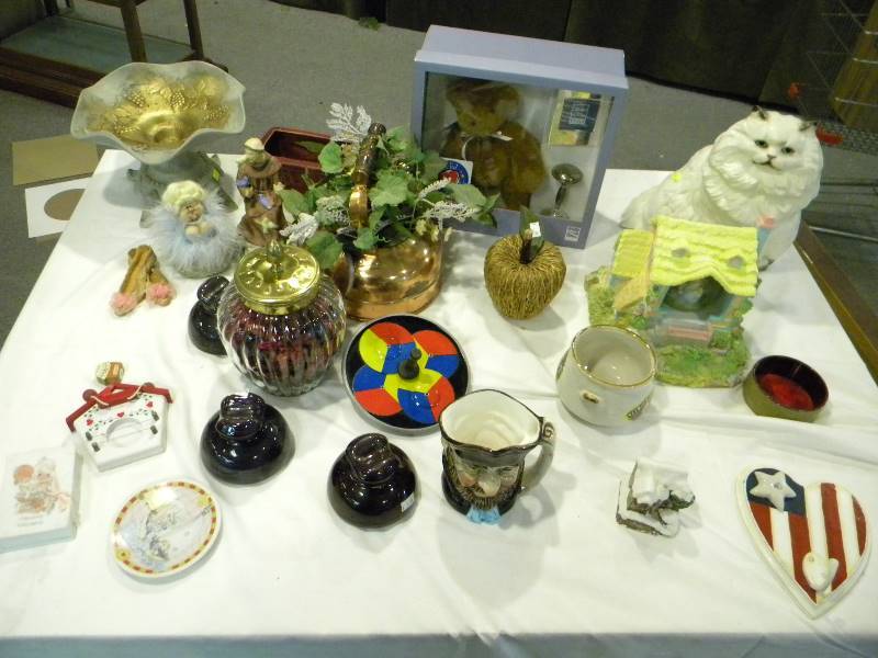 lot 134 image: Knick Knack Lot
