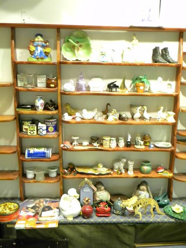 lot 141 image: Knick Knack Lot