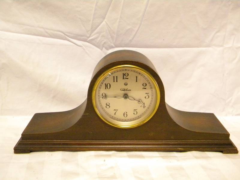 lot 143 image: Vintage Electric Clock