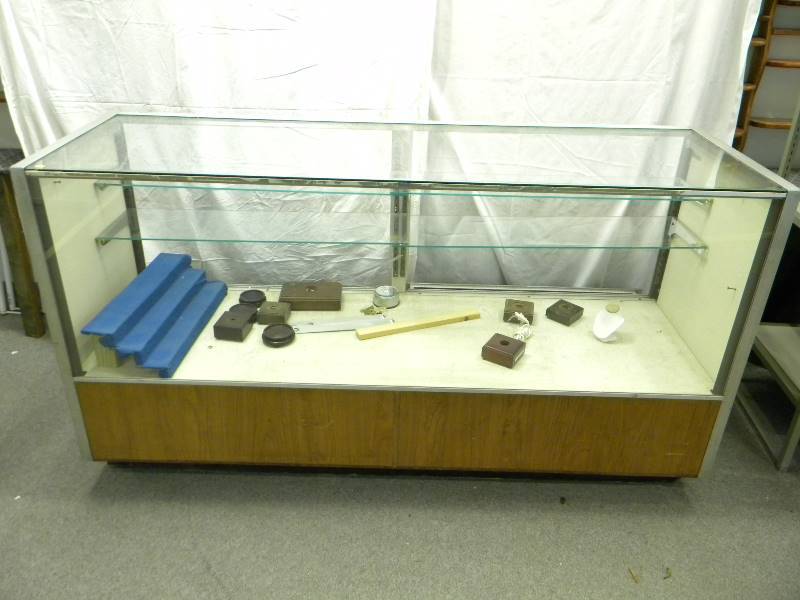 lot 165 image: Large Display Case On Wheels