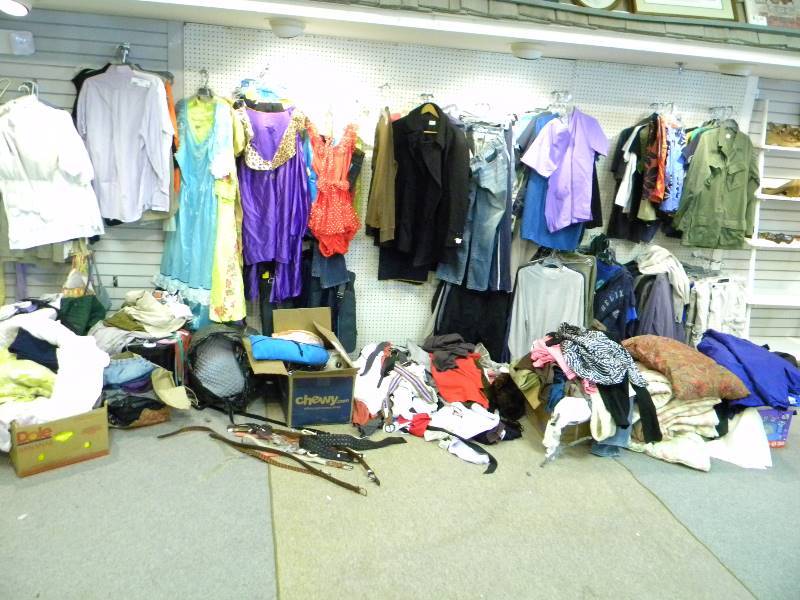 lot 166 image: Huge Clothing, Accessoriesand Bedding Lot