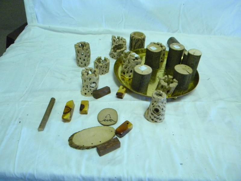 lot 172 image: Lot of Wooden Decor