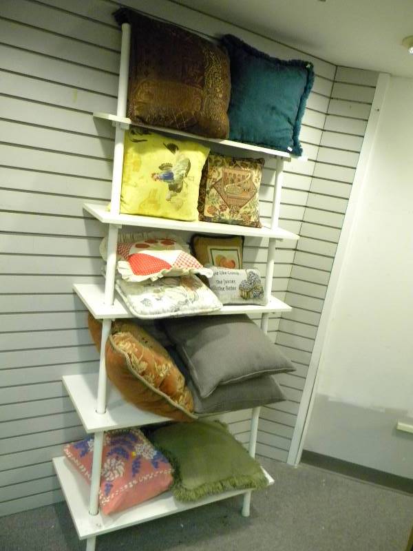 lot 188 image: Throw Pillow Lot