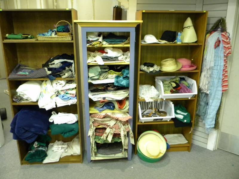 lot 190 image: Linens, Table Mats, Hats and Scarves Lot