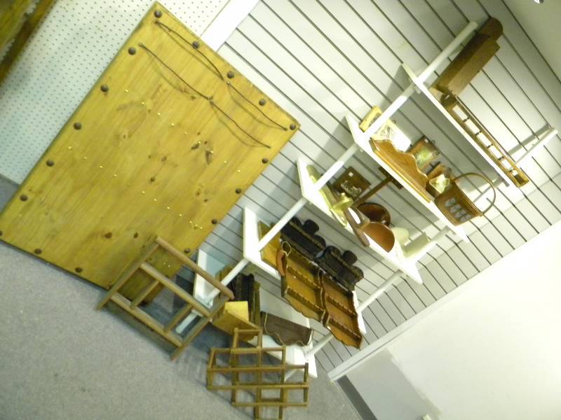lot 199 image: Decorative Jewelry Holders, Organizers, Miscellaneous Wood Decor
